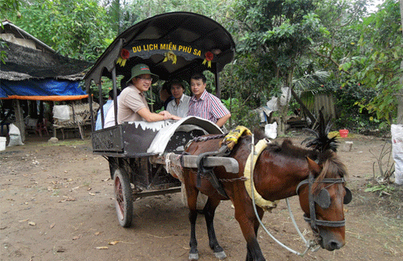 Đi xe ngựa trên đường làng tại Bến Tre