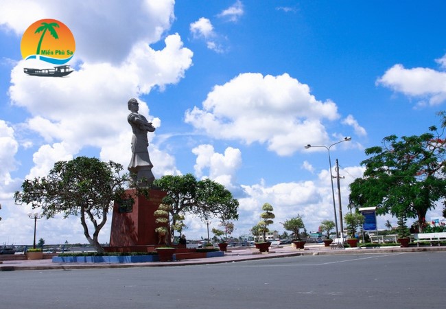Tượng đài Thủ Khoa Nguyễn Hữu Huân - Du lịch Tiền Giang